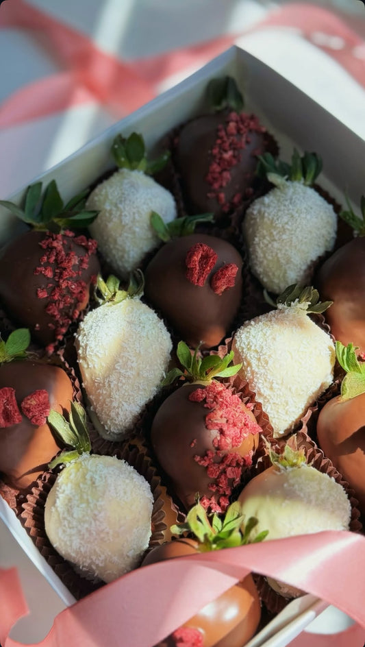 Fresas o dátiles cubiertos en chocolate