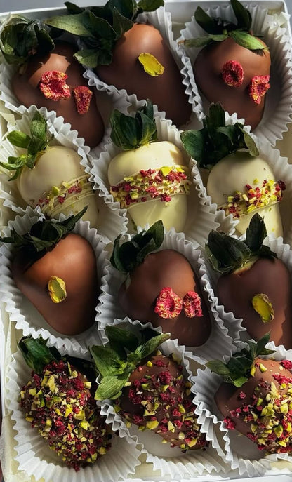 Fresas o dátiles cubiertos en chocolate