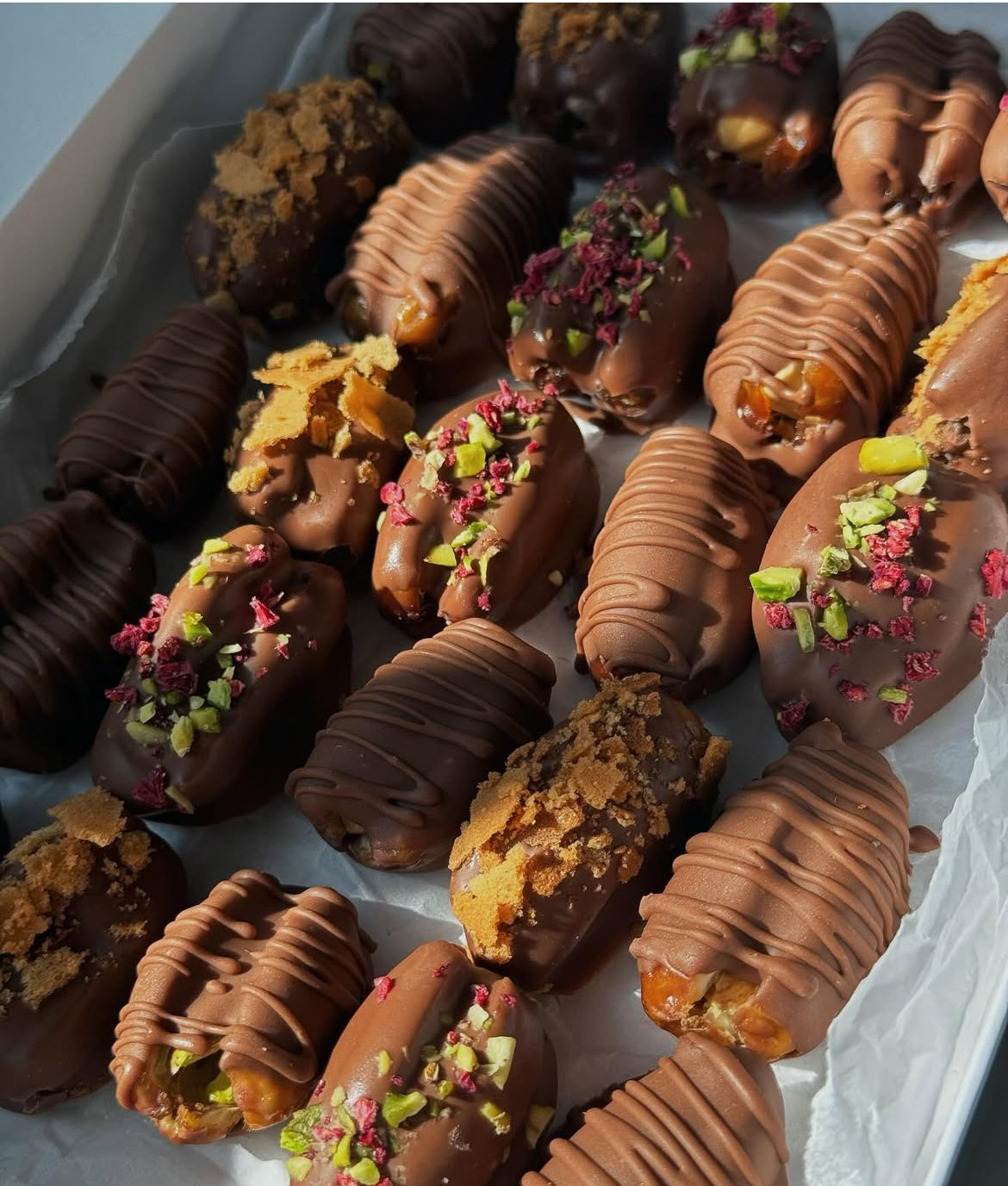 Fresas o dátiles cubiertos en chocolate