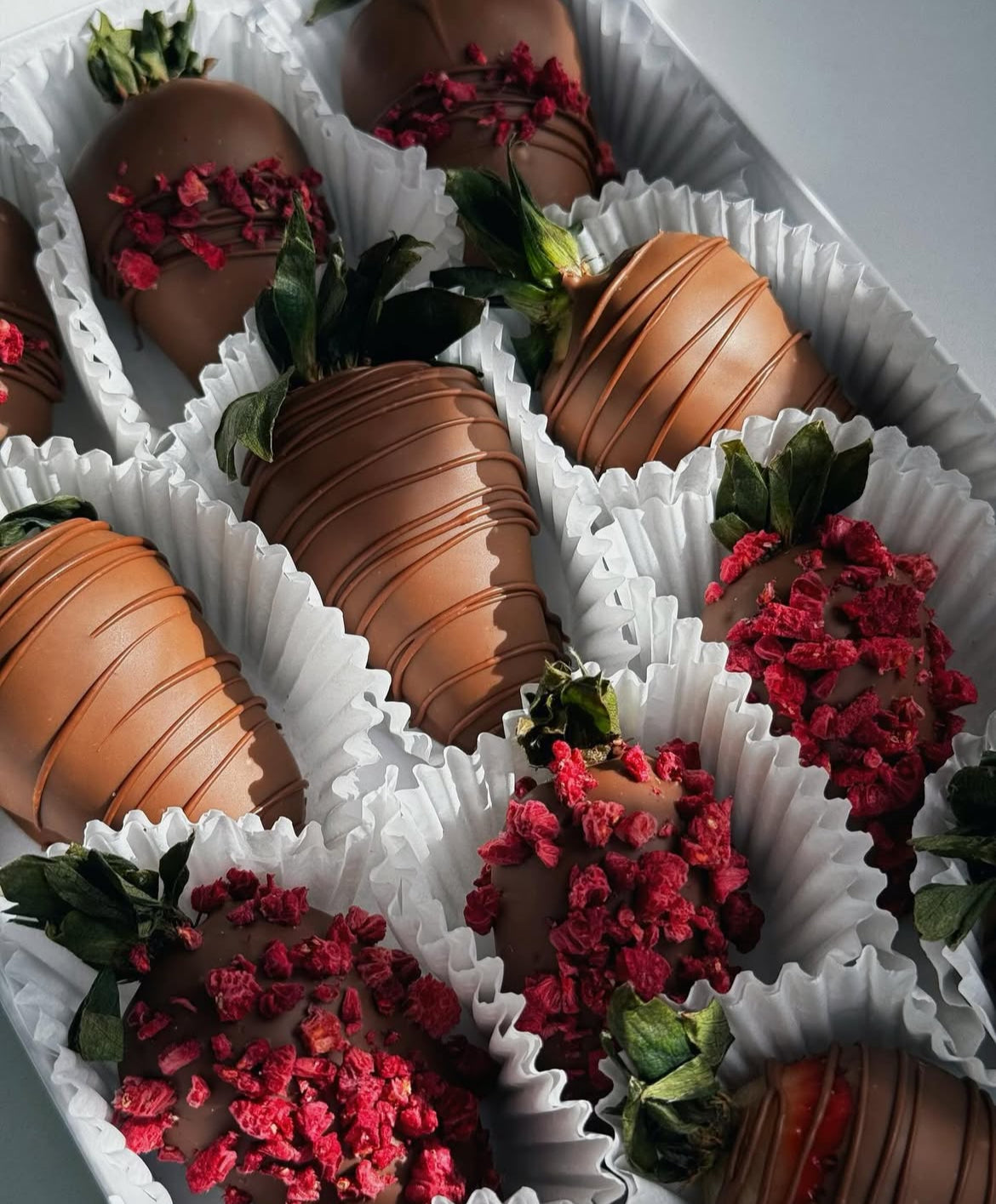 Fresas o dátiles cubiertos en chocolate
